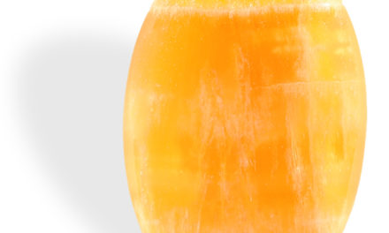 Calcite orange galet, pierre de joie de vivre, d’enthousiasme, de convivialité.