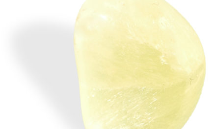 La Préhnite jaune a un effet apaisant sur les plexus solaire